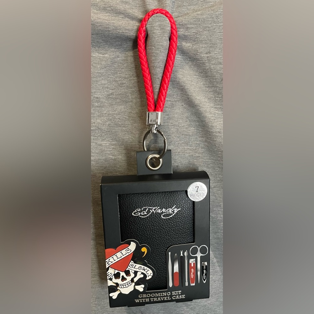 NIB Ed Hardy 7 Piece Grooming Kit With Travel Case & Key Chain